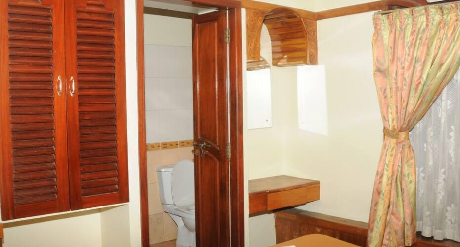 Saji Holidays Houseboat, Alleppey 4